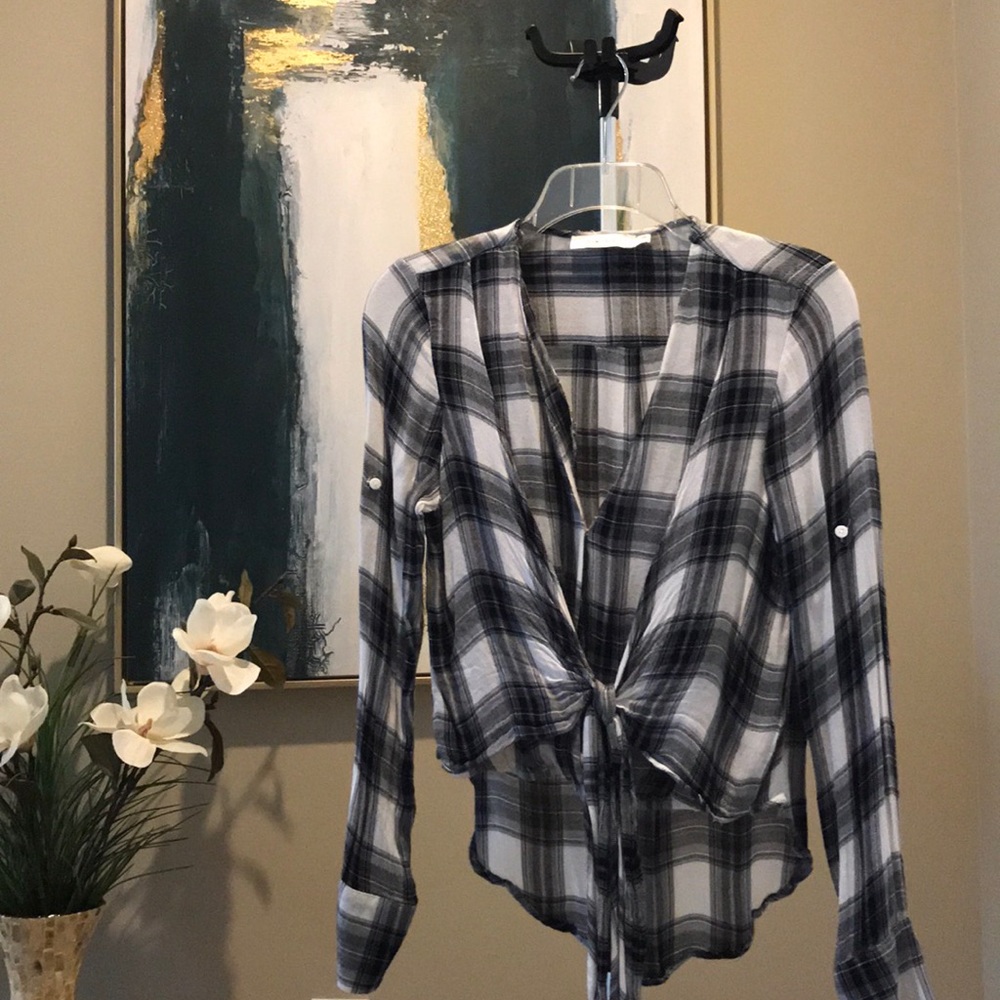 Ark&Co Low-cut Plaid Tie Blouse